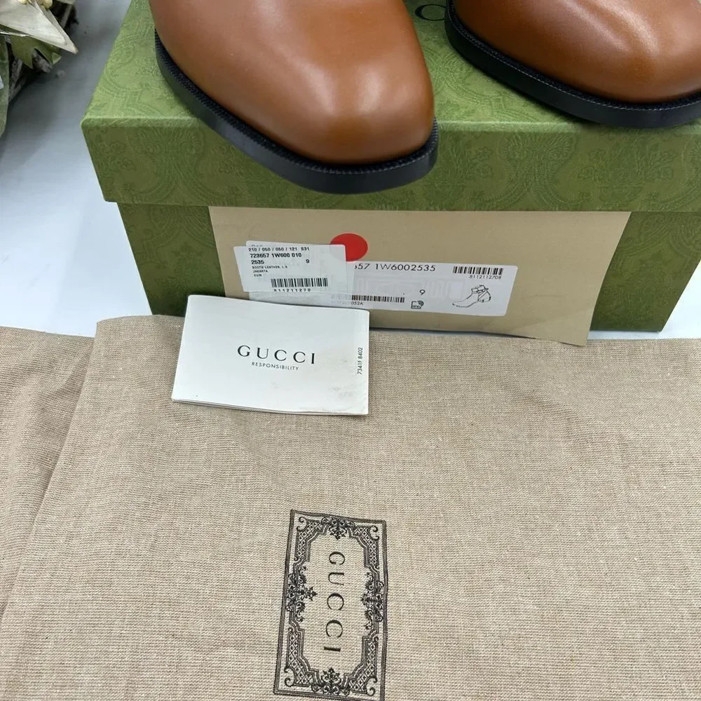 Men, Gucci, leather ankle boots size 9, made in Italy
